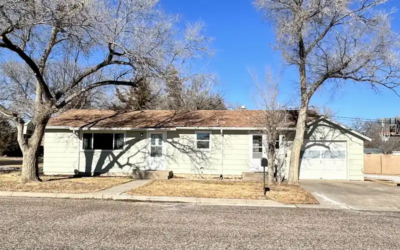 206 E 3rd St, Goodland, Kansas 67735, 2 Bedrooms Bedrooms, ,1 BathroomBathrooms,Home,Sold,E 3rd,1089