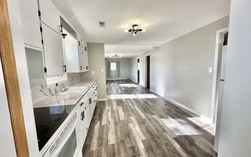 206 E 3rd St, Goodland, Kansas 67735, 2 Bedrooms Bedrooms, ,1 BathroomBathrooms,Home,Sold,E 3rd,1089