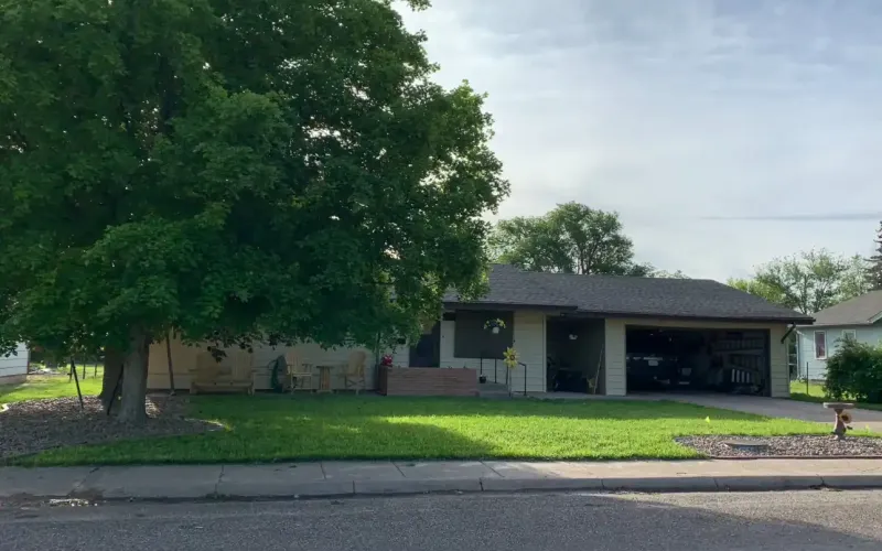 1109 Walnut Avenue, Goodland, Kansas 67735, 4 Bedrooms Bedrooms, ,2 BathroomsBathrooms,Home,Sold,Walnut,1138