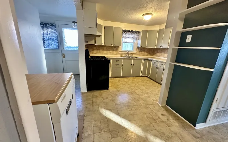 718 W 11th Street, Goodland, Kansas 67735, 3 Bedrooms Bedrooms, ,2 BathroomsBathrooms,Home,For Sale,W 11th,1144
