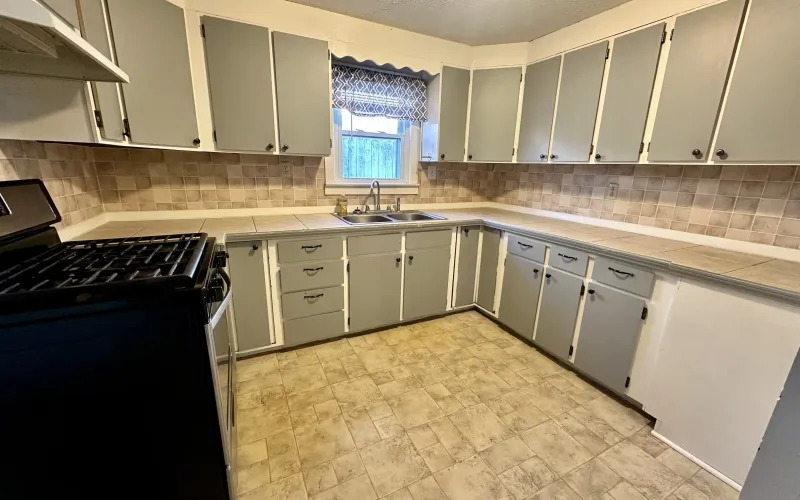 718 W 11th Street, Goodland, Kansas 67735, 3 Bedrooms Bedrooms, ,2 BathroomsBathrooms,Home,For Sale,W 11th,1144