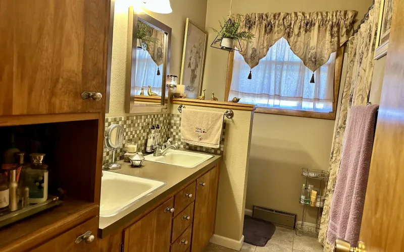 521 Harrison Avenue, Goodland, Kansas 67735, 4 Bedrooms Bedrooms, ,2 BathroomsBathrooms,Home,Sold,Harrison,1149