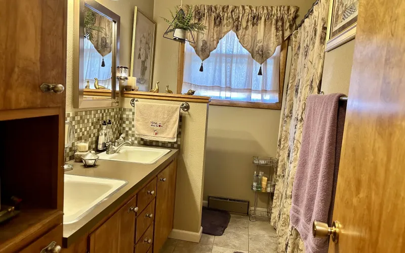 521 Harrison Avenue, Goodland, Kansas 67735, 4 Bedrooms Bedrooms, ,2 BathroomsBathrooms,Home,Sold,Harrison,1149