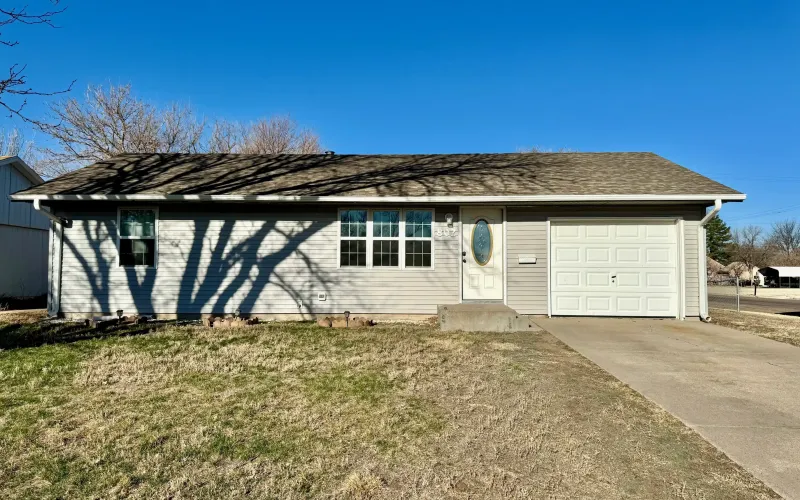 802 Eastridge, Goodland, Kansas 67735, 4 Bedrooms Bedrooms, ,2 BathroomsBathrooms,Home,For Sale,Eastridge,1164