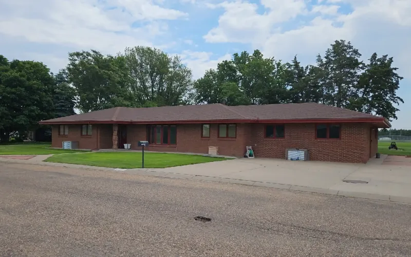 1009 E 11th Street, Goodland, Kansas 67735, 4 Bedrooms Bedrooms, ,4 BathroomsBathrooms,Home,For Sale,E 11th,1182