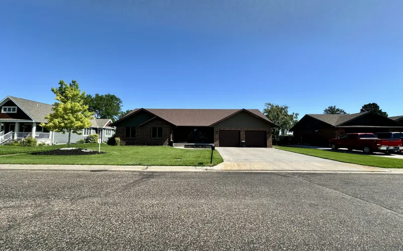 214 Spruce Rd, Goodland, Kansas 67735, 5 Bedrooms Bedrooms, ,3 BathroomsBathrooms,Home,For Sale,Spruce,1184