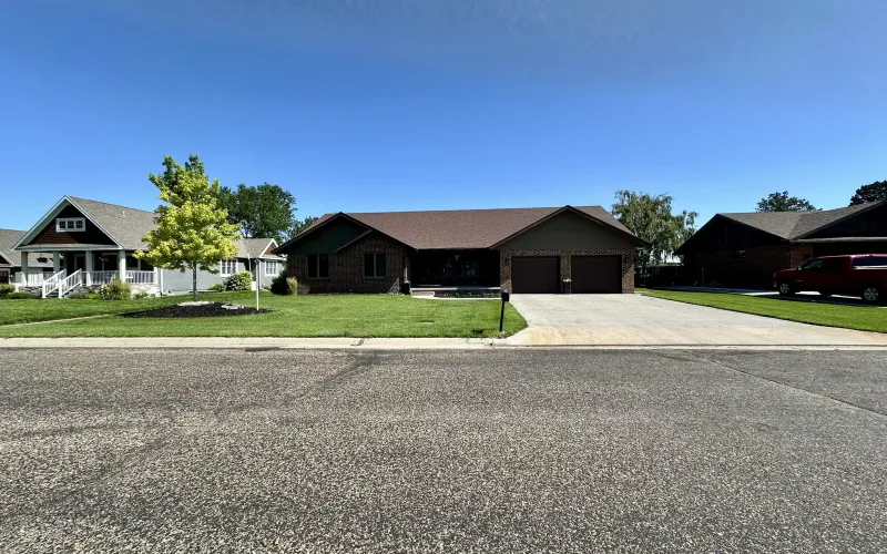 214 Spruce Rd, Goodland, Kansas 67735, 5 Bedrooms Bedrooms, ,3 BathroomsBathrooms,Home,For Sale,Spruce,1184