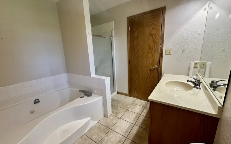 214 Spruce Rd, Goodland, Kansas 67735, 5 Bedrooms Bedrooms, ,3 BathroomsBathrooms,Home,For Sale,Spruce,1184