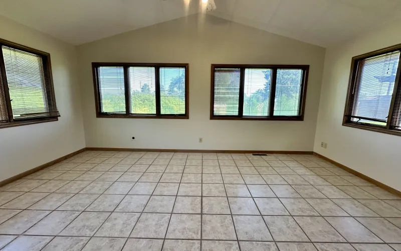 214 Spruce Rd, Goodland, Kansas 67735, 5 Bedrooms Bedrooms, ,3 BathroomsBathrooms,Home,For Sale,Spruce,1184