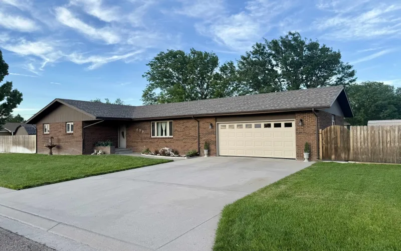 779 Woodland Lane, Goodland, Kansas 67735, 4 Bedrooms Bedrooms, ,3 BathroomsBathrooms,Home,For Sale,Woodland ,1187