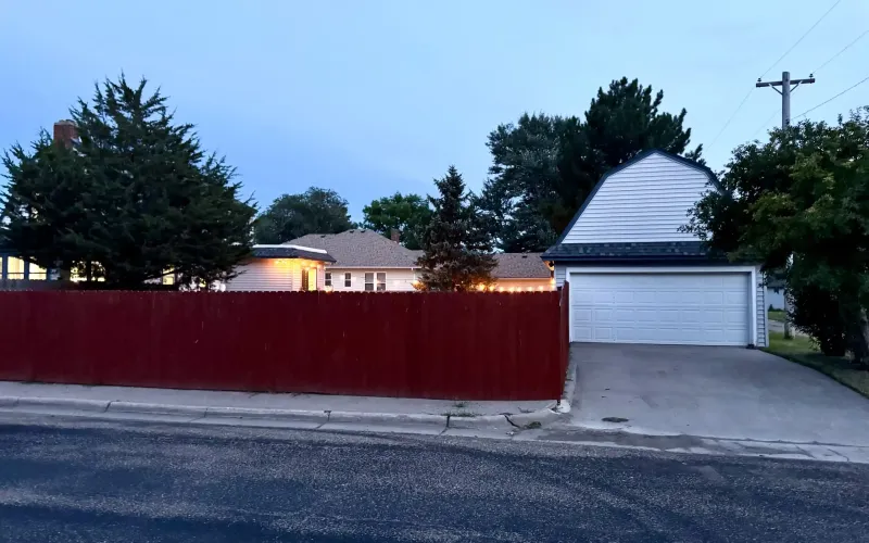 704 Main Avenue, Goodland, Kansas 67735, 3 Bedrooms Bedrooms, ,2 BathroomsBathrooms,Home,For Sale,Main,1194