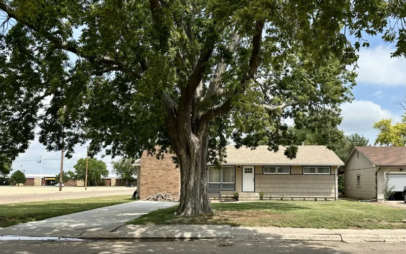 1301 Arcade Avenue, Goodland, Kansas 67735, 3 Bedrooms Bedrooms, ,2 BathroomsBathrooms,Home,For Sale,Arcade,1200