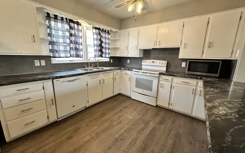 1301 Arcade Avenue, Goodland, Kansas 67735, 3 Bedrooms Bedrooms, ,2 BathroomsBathrooms,Home,For Sale,Arcade,1200