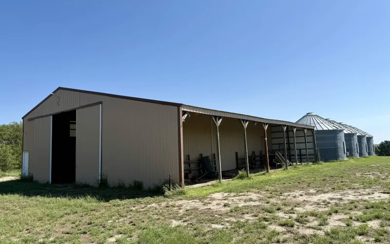 5740 County Road 22, Goodland, Kansas 67735, 5 Bedrooms Bedrooms, ,2 BathroomsBathrooms,Home,For Sale,County Road 22,1208